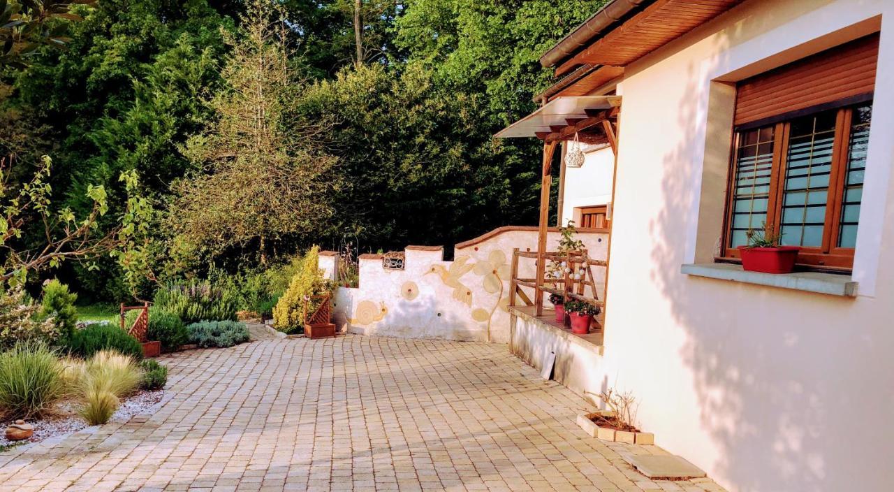 Studio Figues Et Noix Orchamps Exterior photo